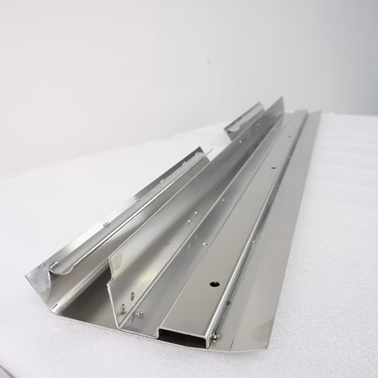 Accessoires de rideau de produits métalliques personnalisés pour la tolérance de processus de formage de revêtement en poudre 0,01 mm avec emboutissage à froid en métal à plusieurs positions